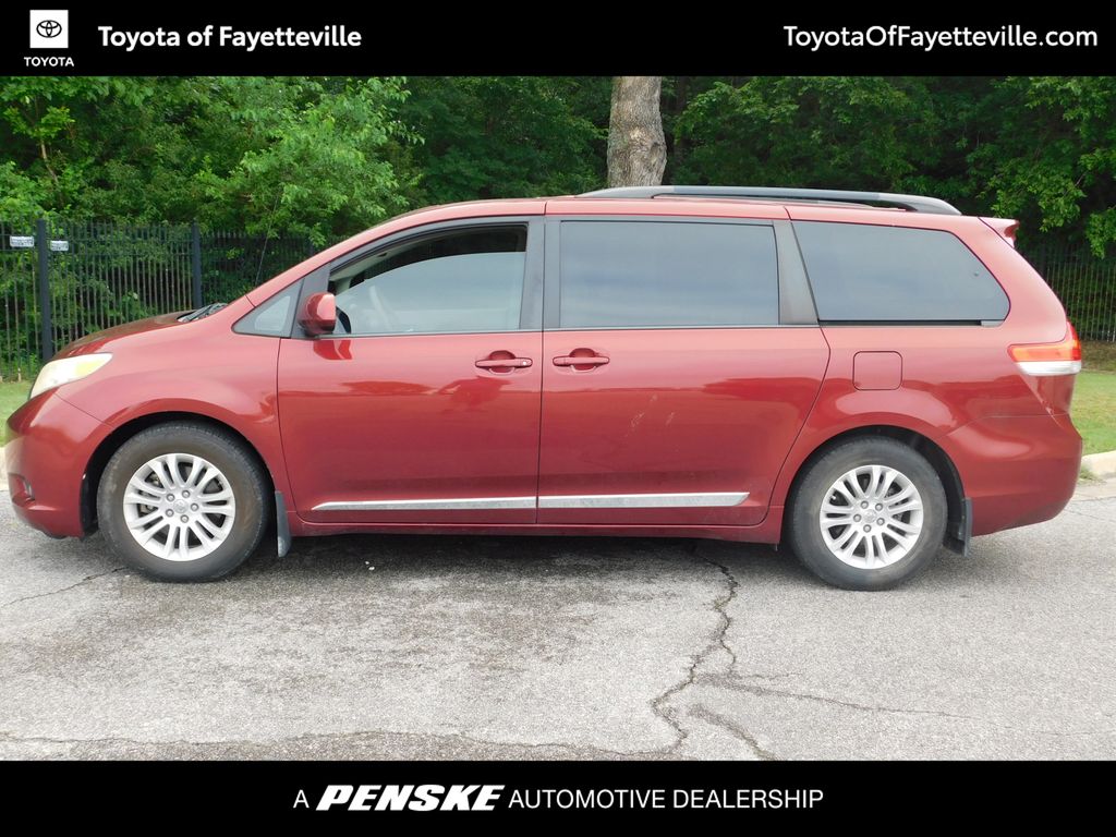 2014 Toyota Sienna XLE 2