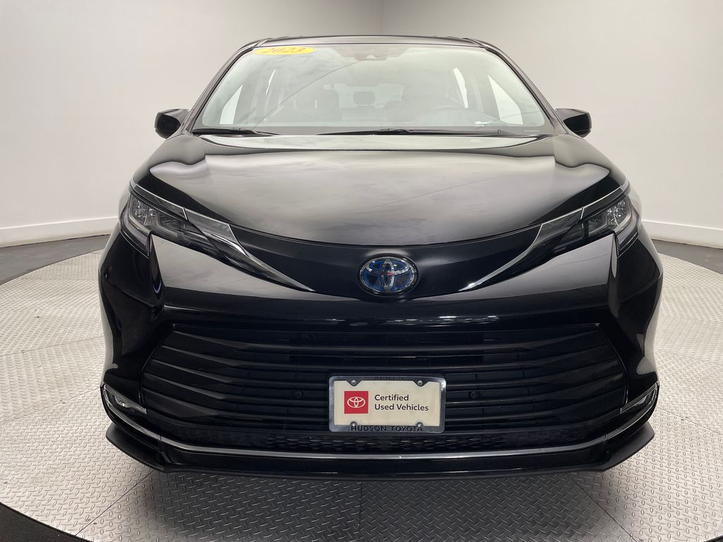 2023 Toyota Sienna XLE 2
