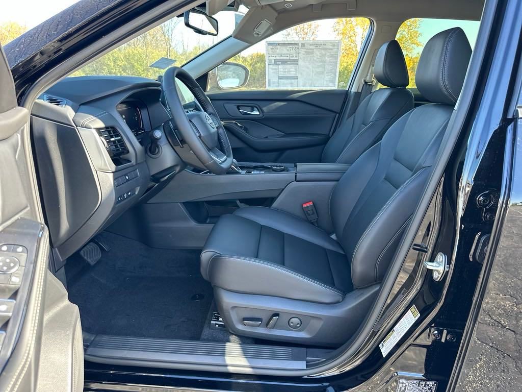 2025 Nissan Rogue SL photo