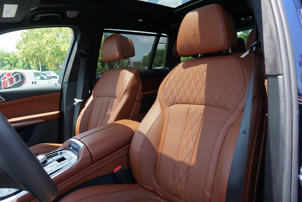 Thumbnail: 2026 BMW X7 - 11