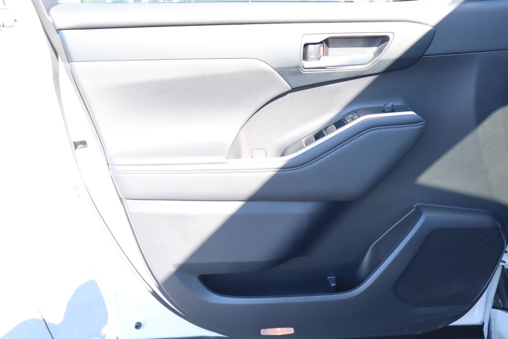 Thumbnail: 2023 Toyota Highlander - 23