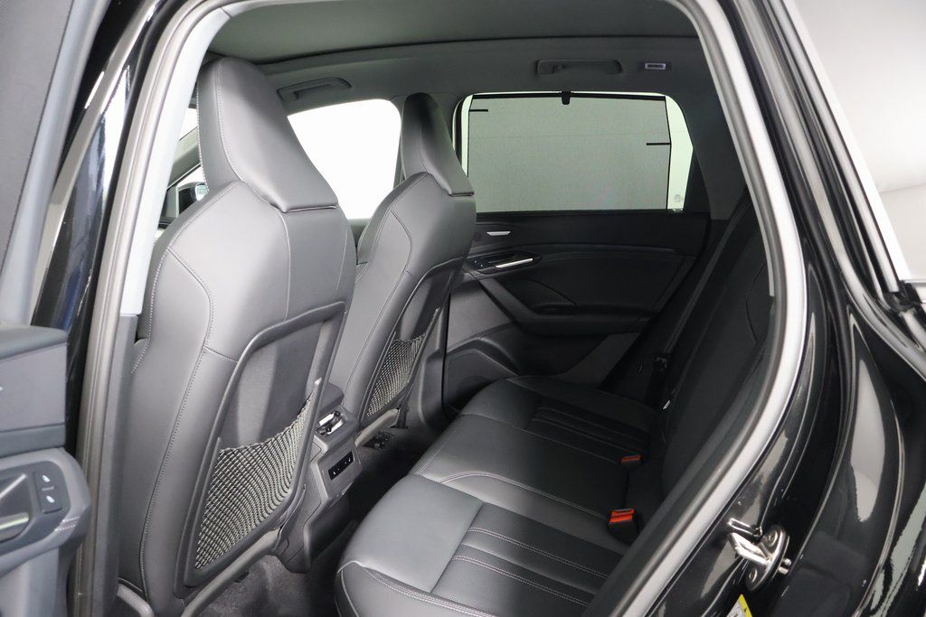 Thumbnail: 2025 Audi Q6 e-tron - 11