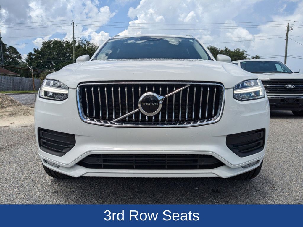 2022 Volvo XC90 T6 Momentum 6-Passenger