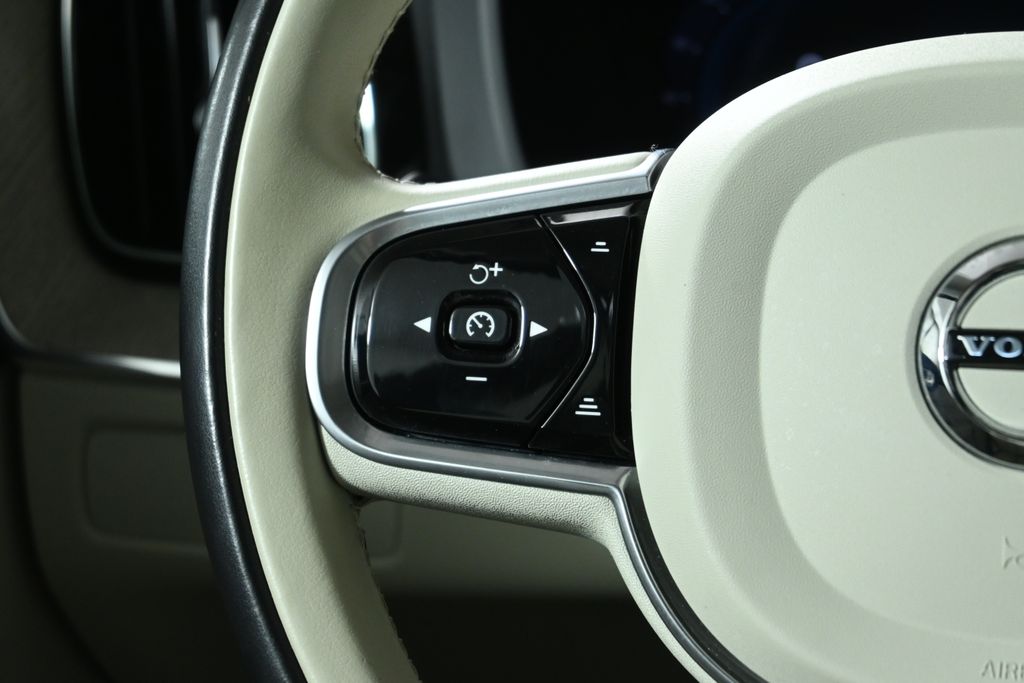 Thumbnail: 2023 Volvo XC60 - 18