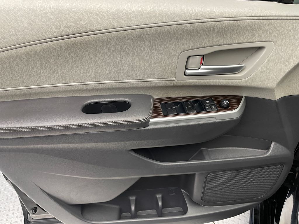 Thumbnail: 2022 Toyota Sienna - 9