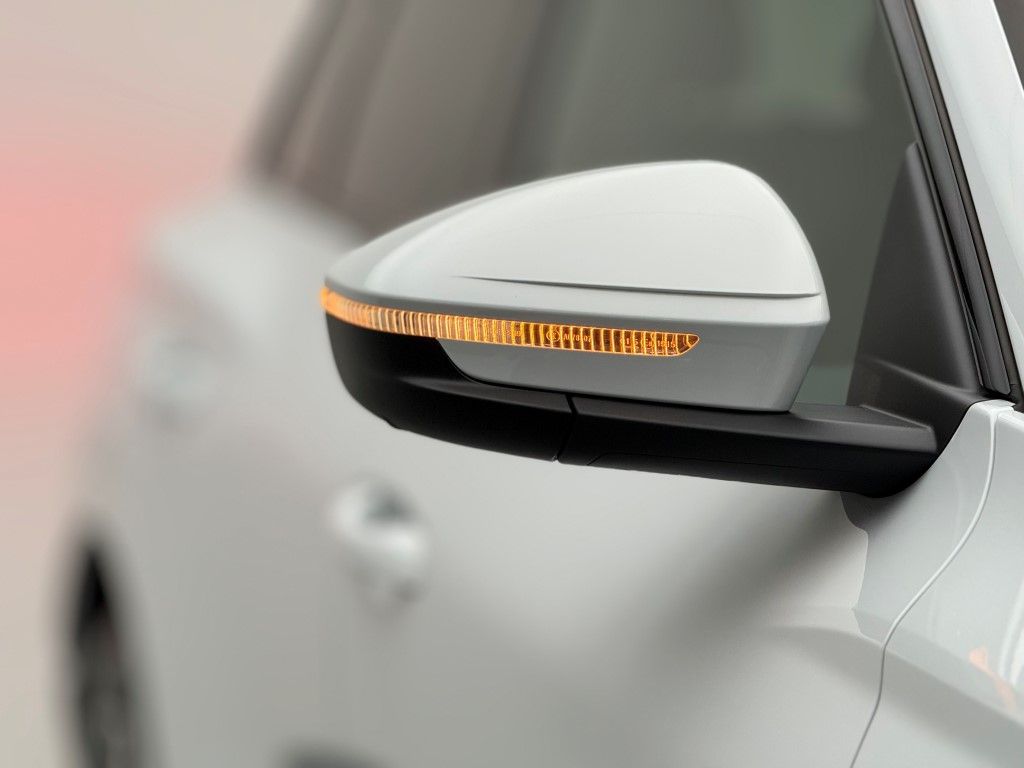 Thumbnail: 2025 Audi Q6 e-tron - 3