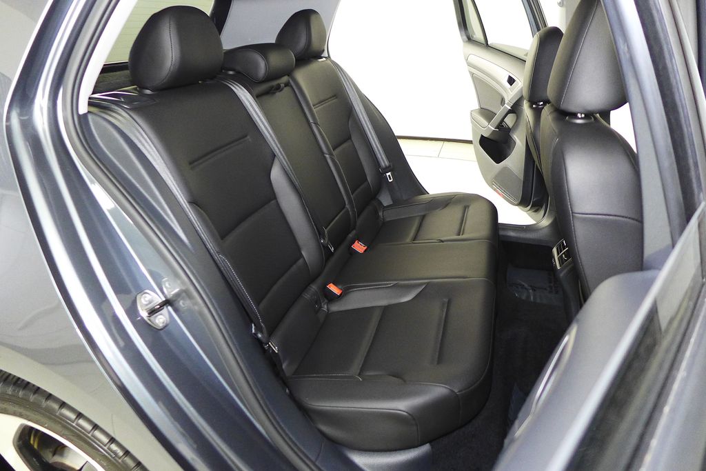 Thumbnail: 2017 Volkswagen Golf - 20