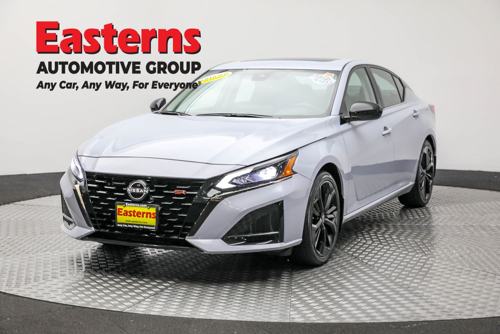 2023 Nissan Altima SR's photo