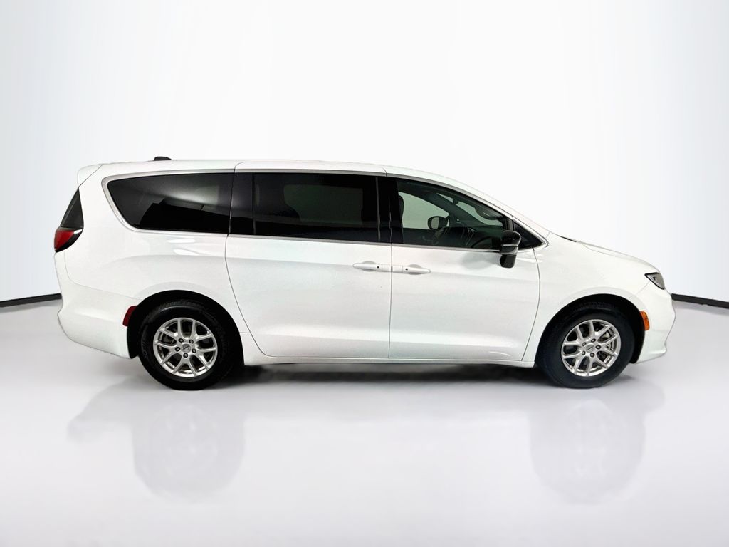 Thumbnail: 2025 Chrysler Pacifica - 4