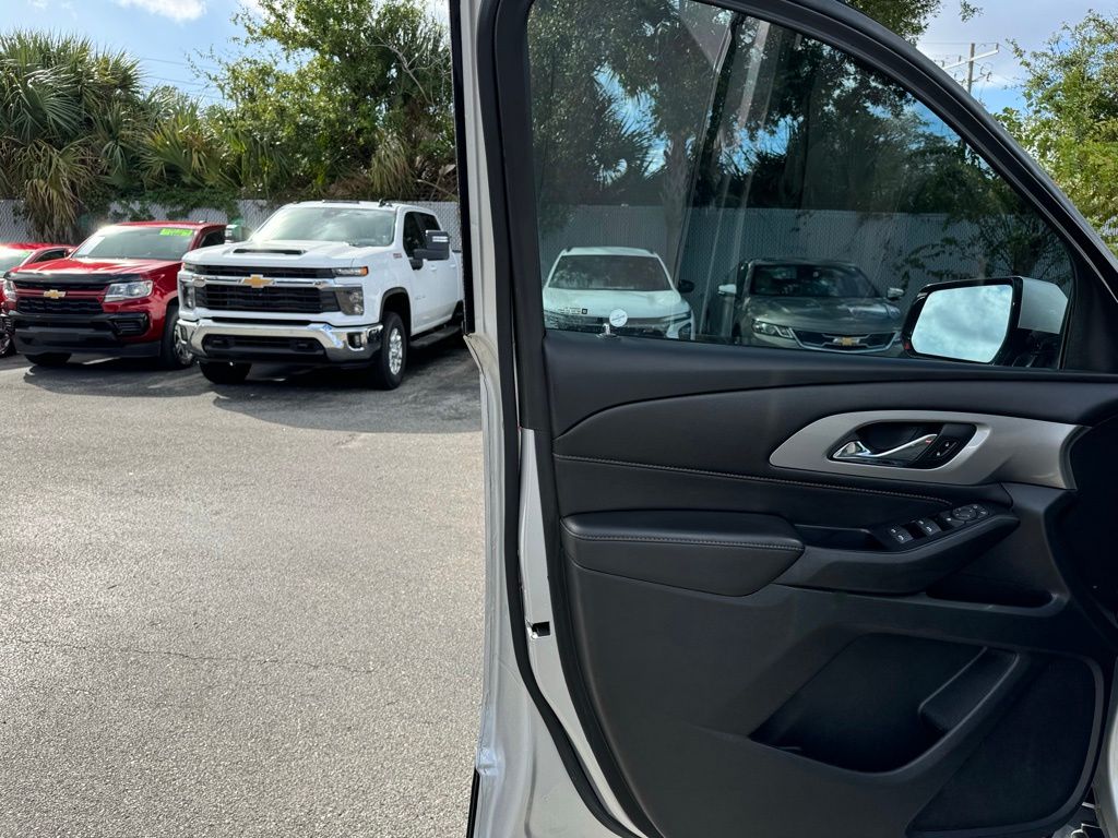 2020 Chevrolet Traverse LT 33