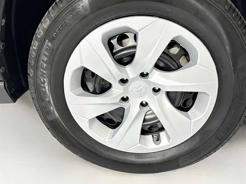 Thumbnail: 2021 Toyota RAV4 - 32