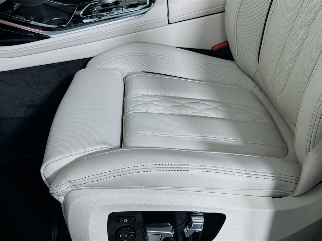 Thumbnail: 2026 BMW X7 - 21