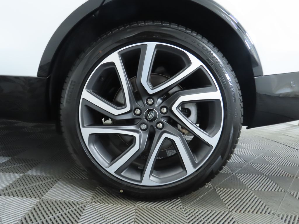 Thumbnail: 2024 Land Rover Discovery - 31