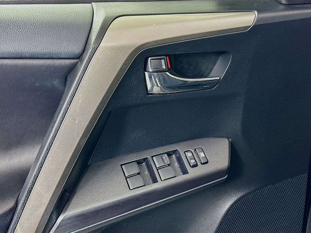 Thumbnail: 2018 Toyota RAV4 - 17