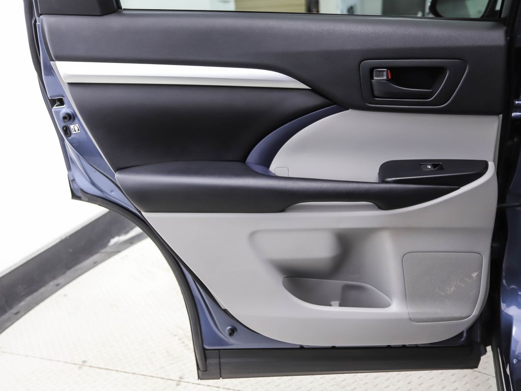 Thumbnail: 2016 Toyota Highlander - 19