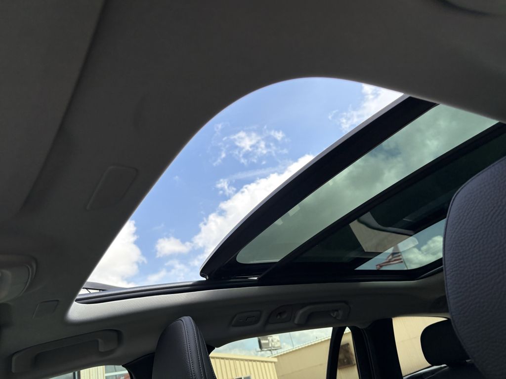 New 2026 Crystal White Volvo B5 Plus image 23