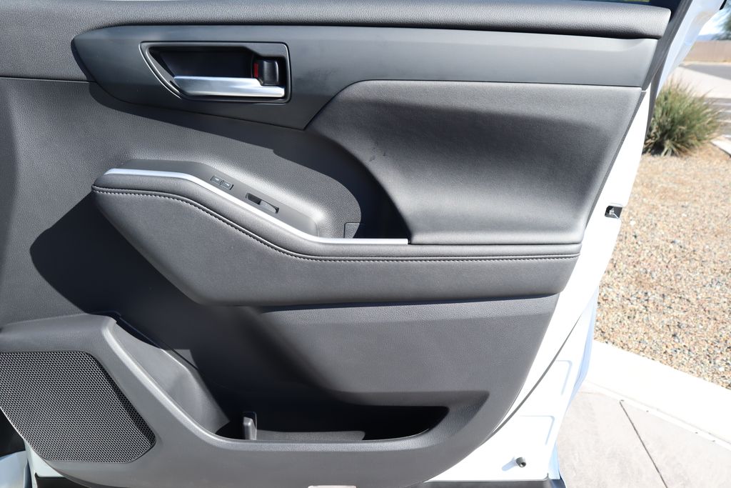 Thumbnail: 2023 Toyota Highlander - 24