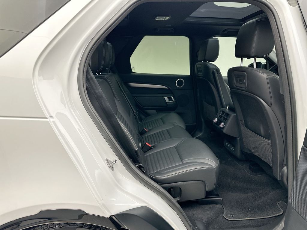 Thumbnail: 2023 Land Rover Discovery - 7