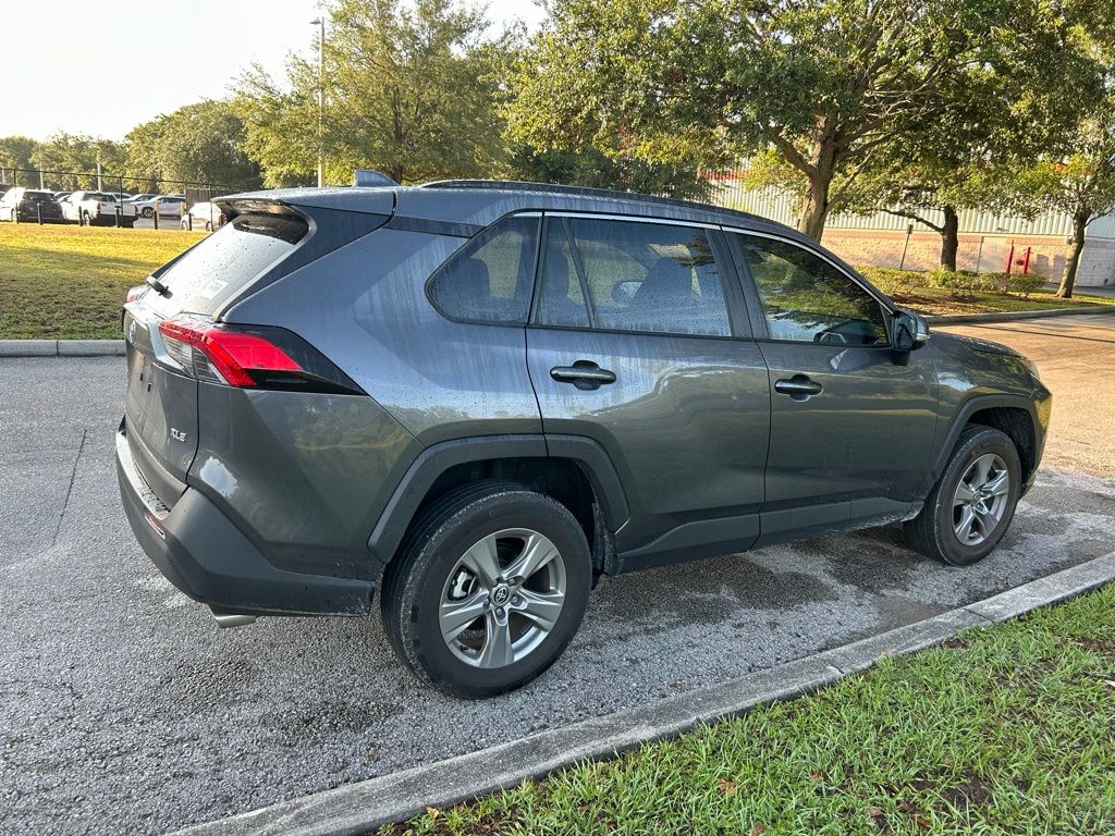 2022 Toyota RAV4 XLE 5