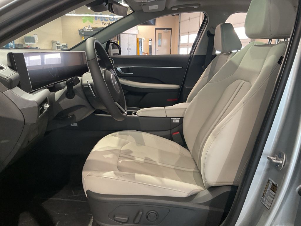 New 2025 Silver Hyundai SEL Convenience image 9