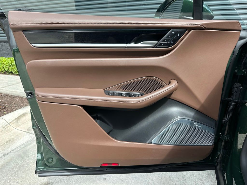 Thumbnail: 2025 Porsche Macan - 20