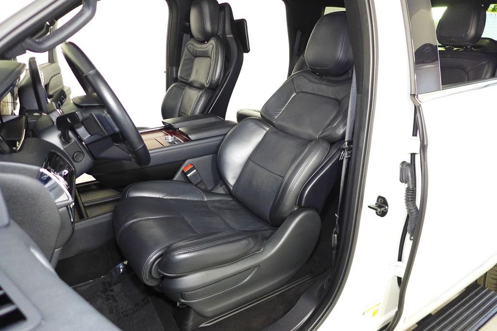 Thumbnail: 2023 Lincoln Navigator - 23