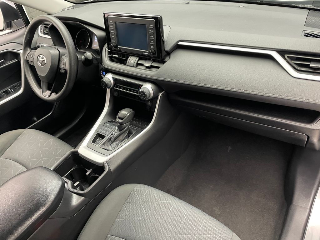 2022 Toyota RAV4 XLE 16