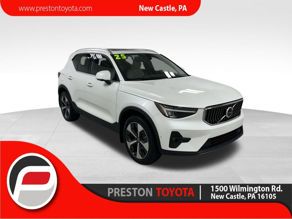 2025 Volvo XC40 B5 Plus Bright Theme
