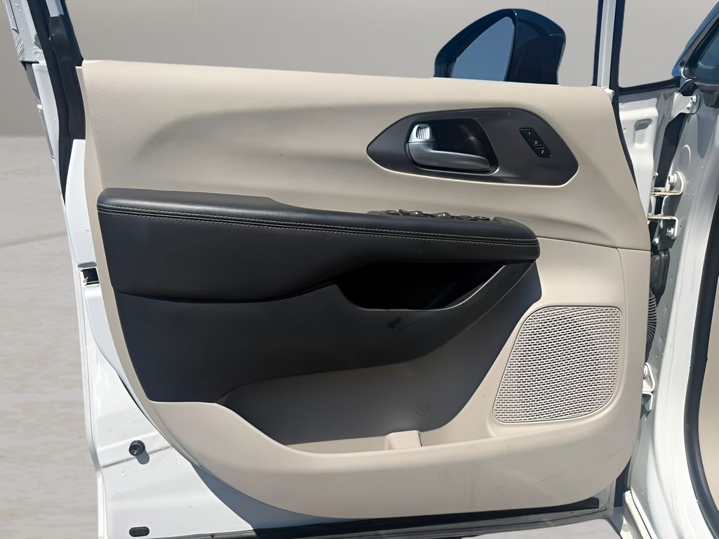 Used 2024 Chrysler Pacifica Van