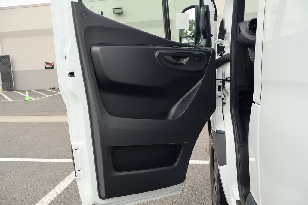 Thumbnail: 2025 Mercedes-Benz Sprinter - 7