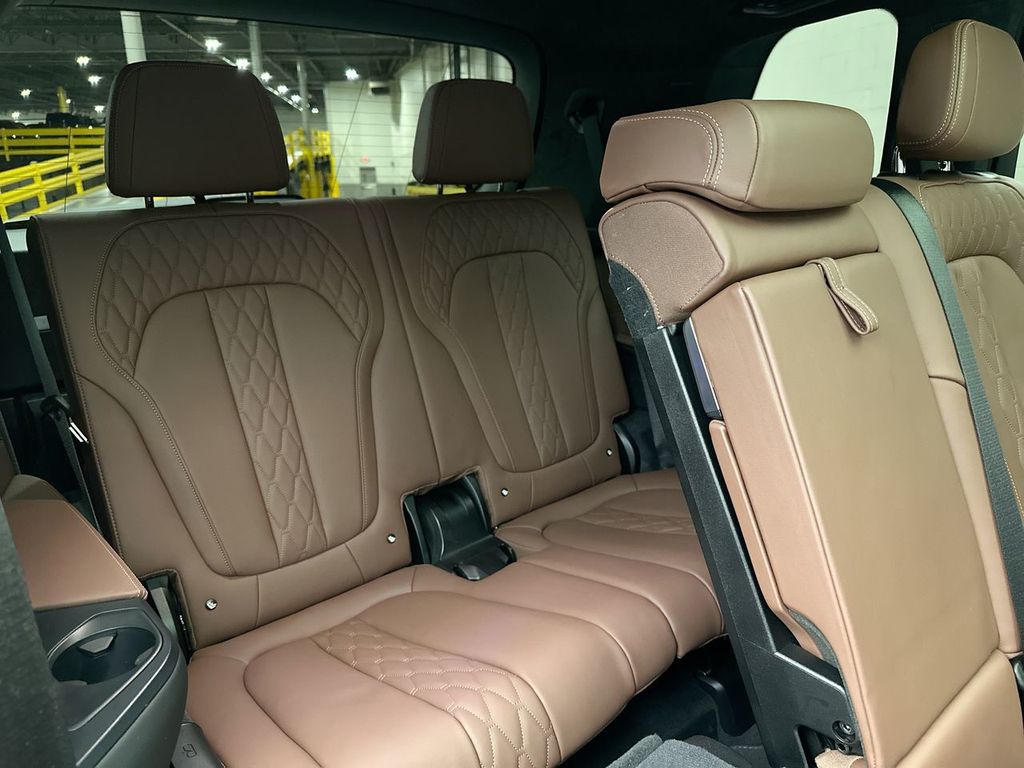 Thumbnail: 2025 BMW X7 - 8