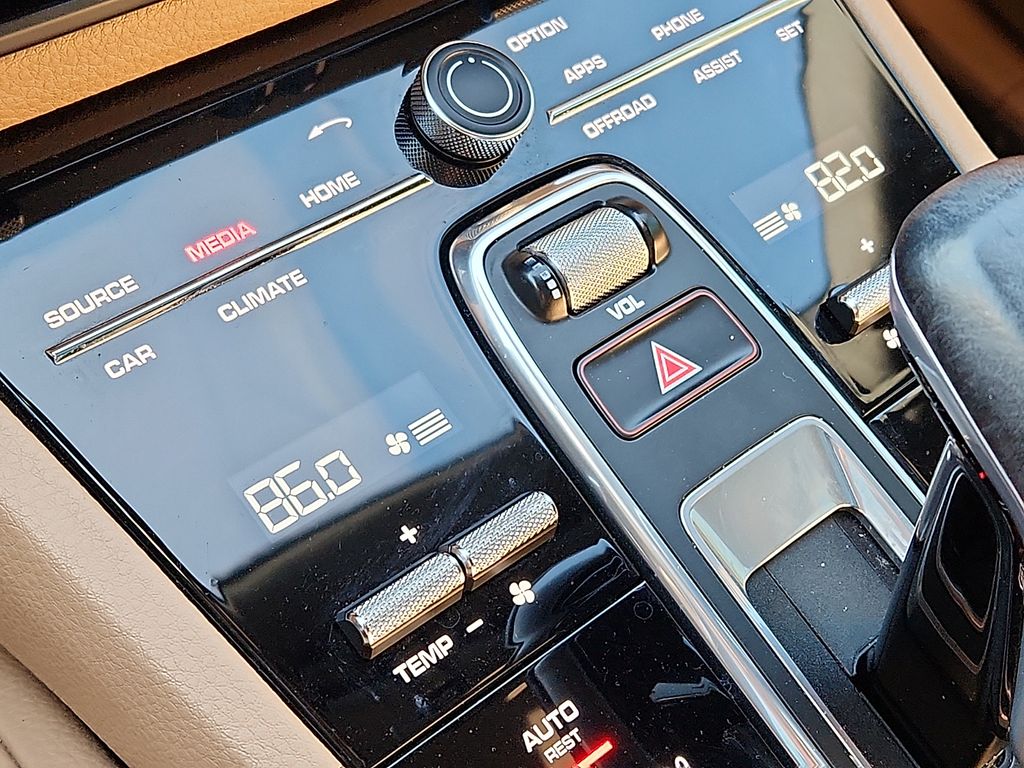 Thumbnail: 2021 Porsche Cayenne - 16