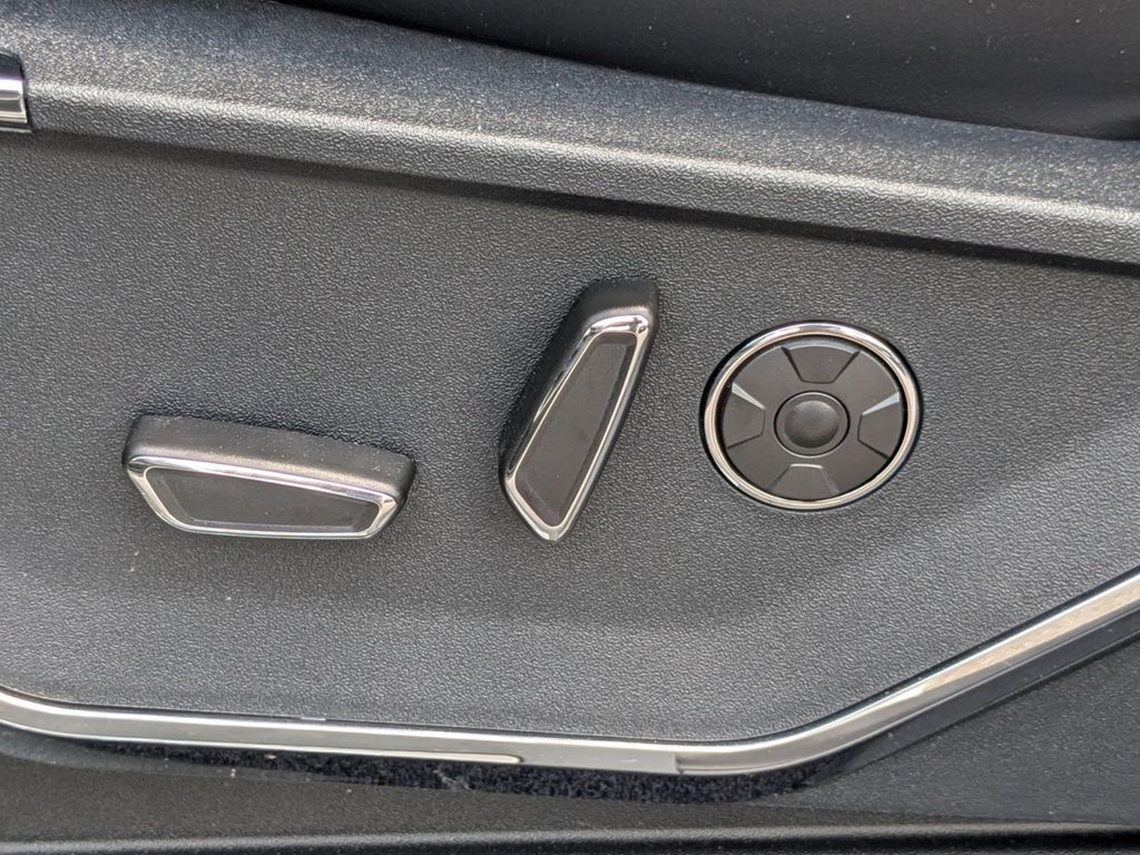 2025 Ford F-150 Lightning Platinum