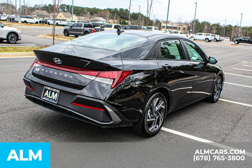 Used 2025 Black Hyundai SEL Sport image 6