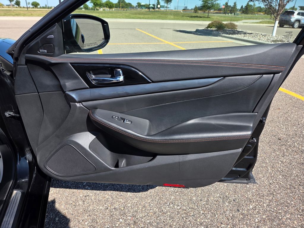 2023 Nissan Maxima SR