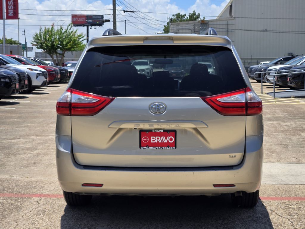 2017 Toyota Sienna LE - 4