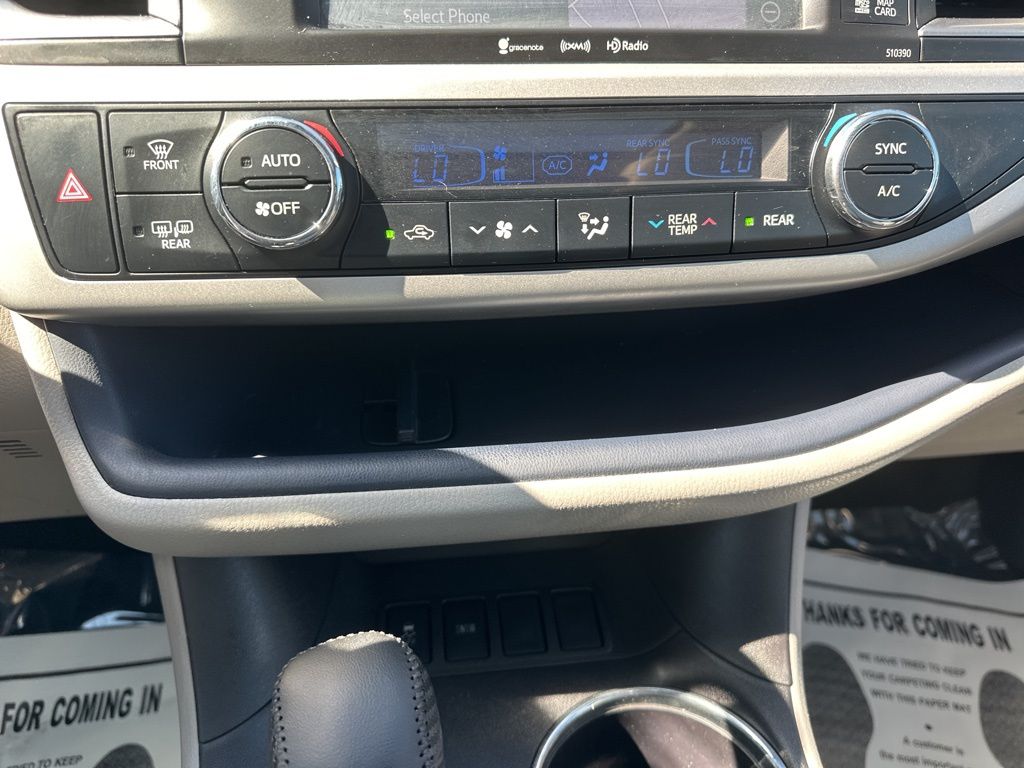 2019 Celestial Silver Metallic Toyota Highlander XLE FWD SUV