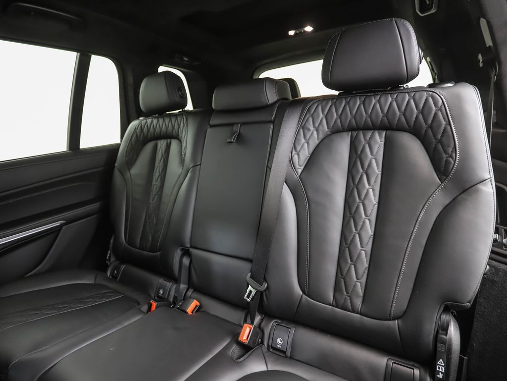 Thumbnail: 2026 BMW X7 - 23