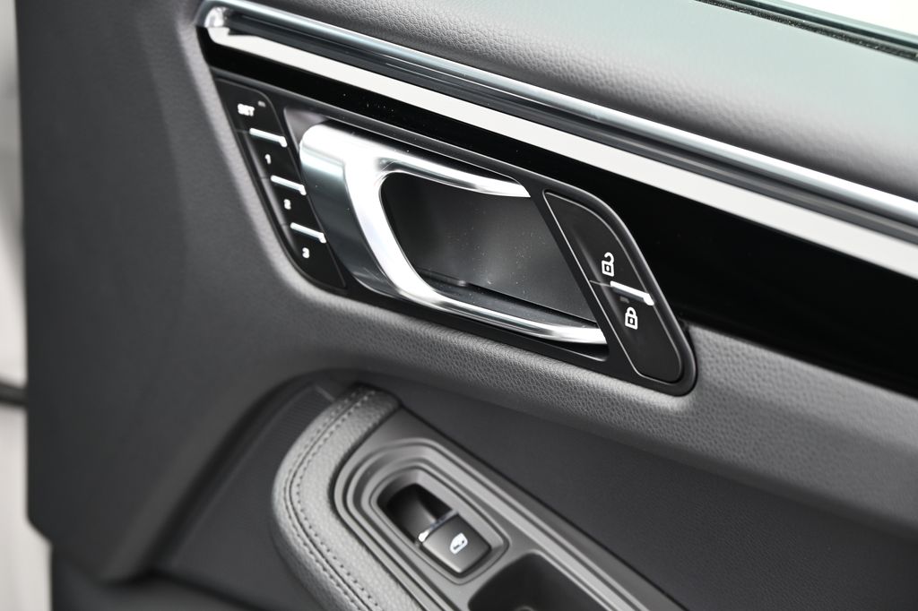 2024 Porsche Macan  21