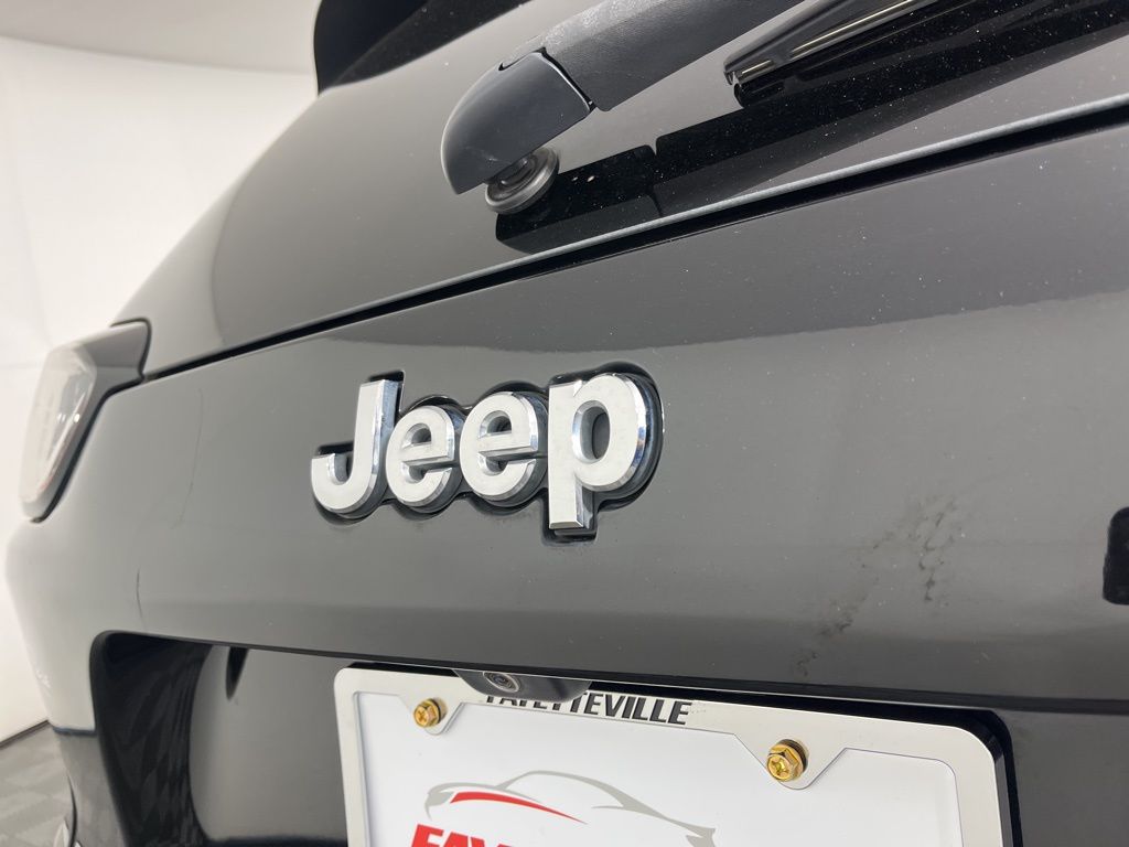 Thumbnail: 2019 Jeep Cherokee - 18