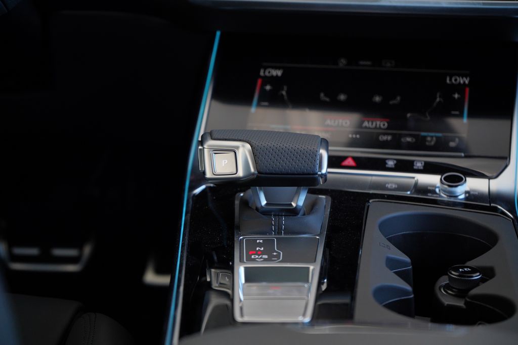 Thumbnail: 2025 Audi RS 6 - 21