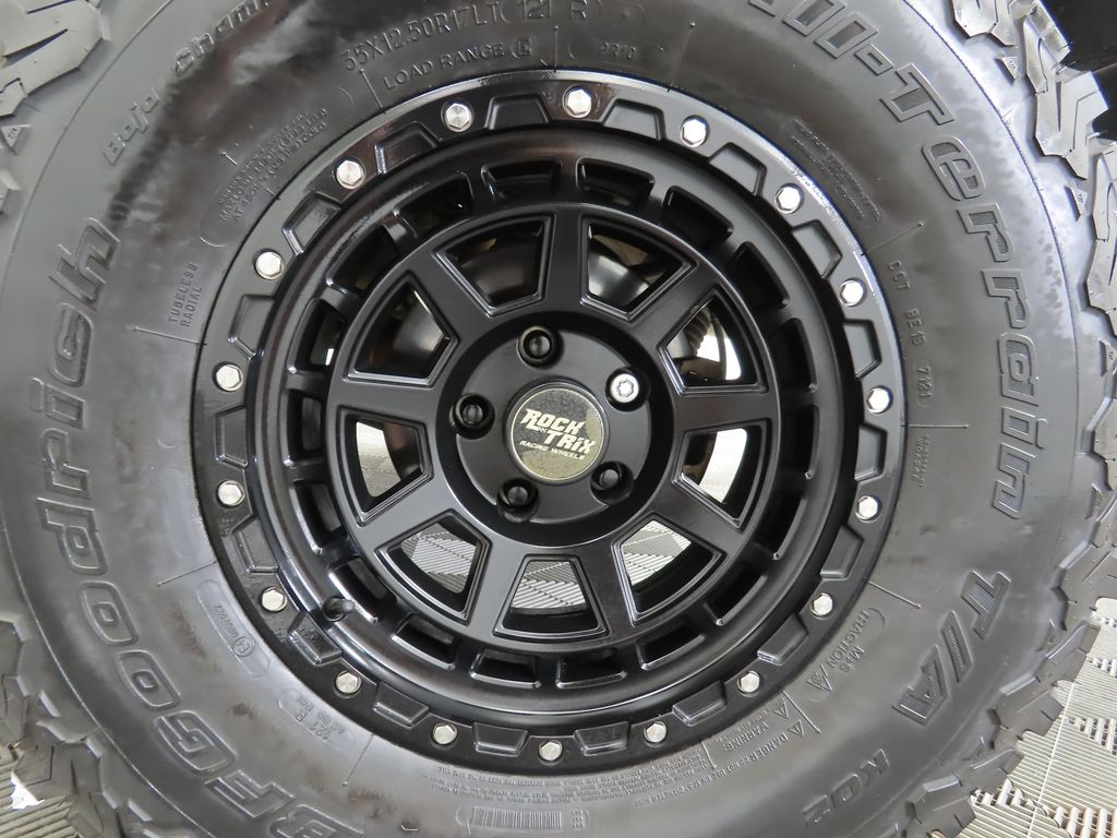 2015 Jeep Wrangler Unlimited Sport 30