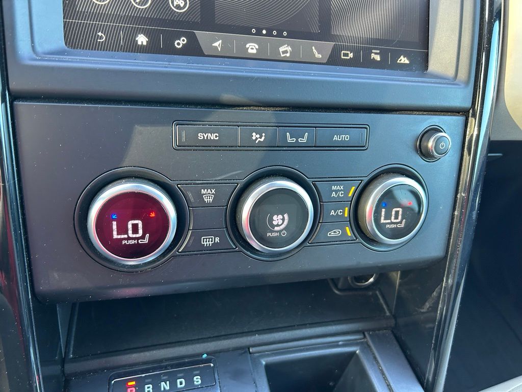 Thumbnail: 2018 Land Rover Discovery - 26