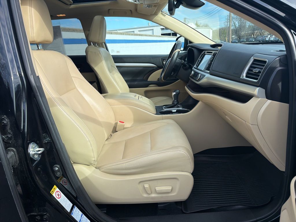 Thumbnail: 2017 Toyota Highlander - 26