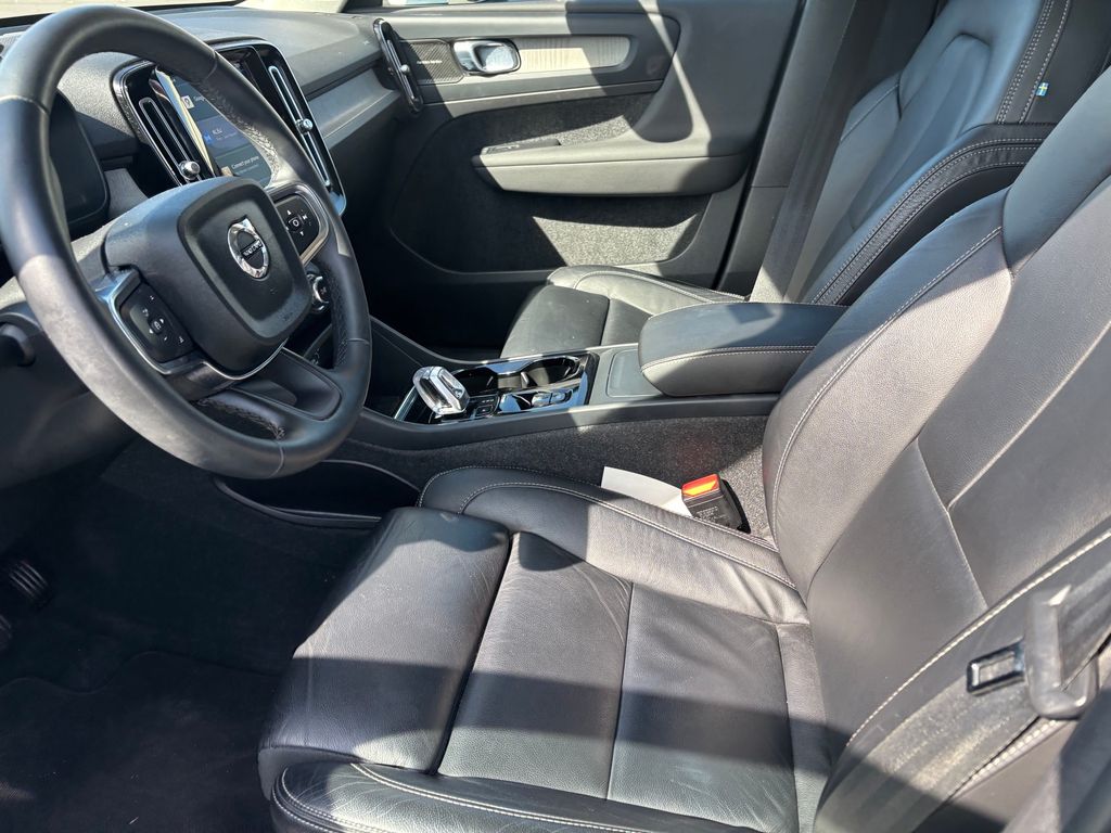 Used Car 2023 Volvo Xc40  B5 Plus Bright Theme For Sale Under $30,000 In Austin, Texas