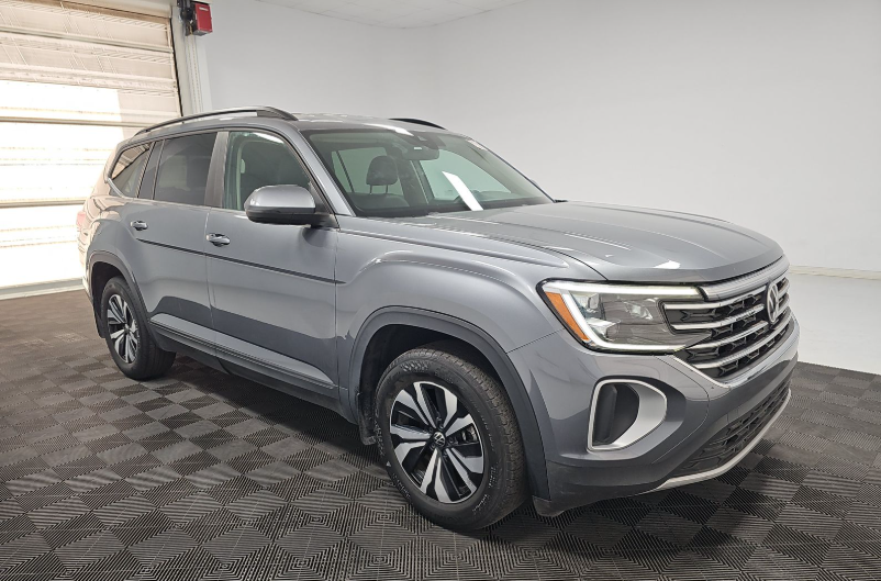 Platinum Gray Metallic 2024 Volkswagen Atlas SE FWD SUV / Crossover Front-Wheel Drive 8-Speed Automatic