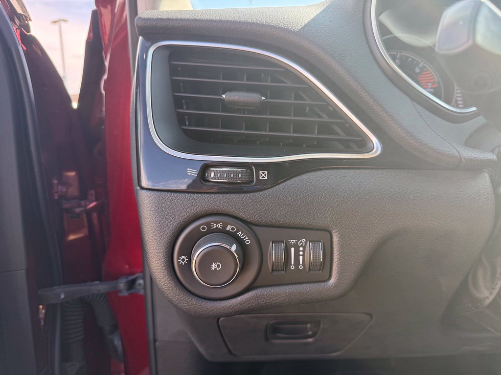 Thumbnail: 2020 Jeep Cherokee - 21
