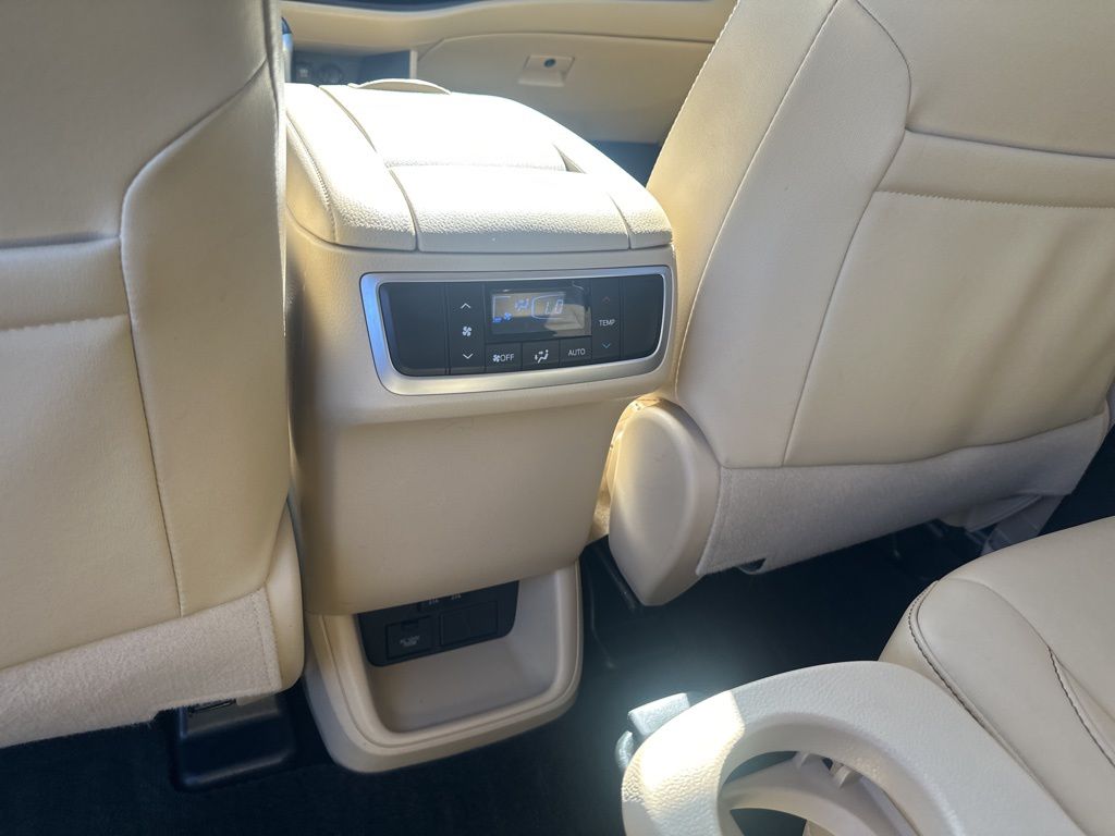 Used Car 2019 Toyota Highlander  Xle For Sale Under $25,000 In Austin, Texas