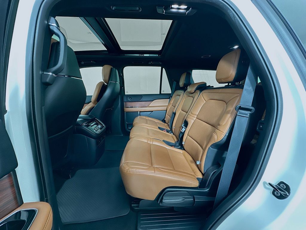 Thumbnail: 2020 Lincoln Navigator - 26