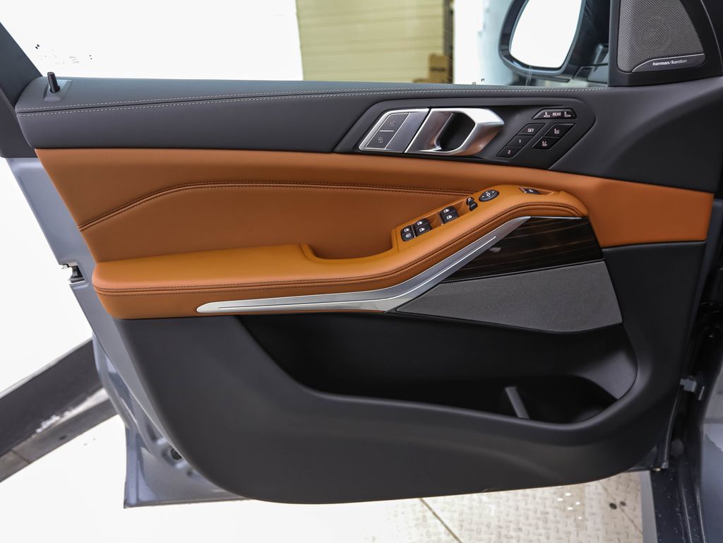 Thumbnail: 2027 BMW X7 - 9
